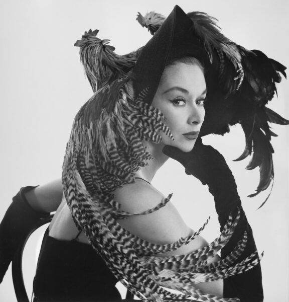 Mujer con un sombrero de pollo. (Lisa Fonssagrives Penn) Nueva York, 1949. 