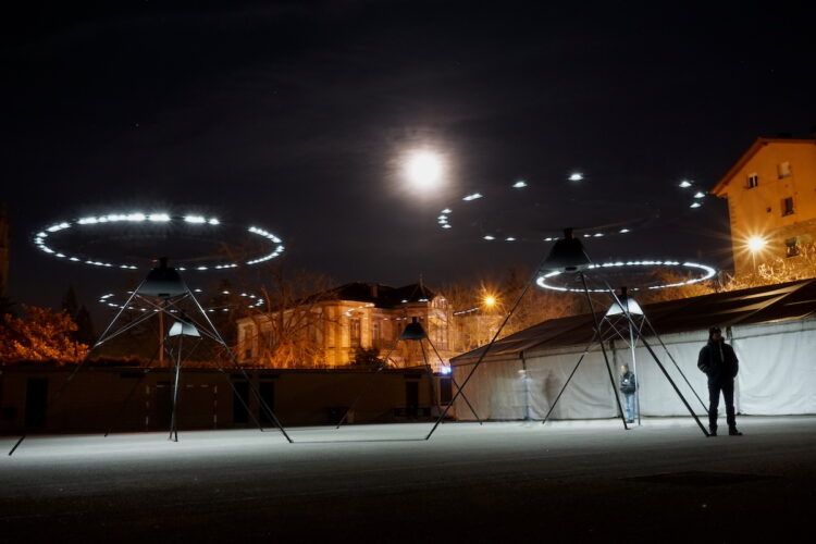 La luna parece querer participar de la instalación Parallel Strata de Nicky Assmann y Joris Strijbos en Vitoria. Foto: Manuel Cuéllar.