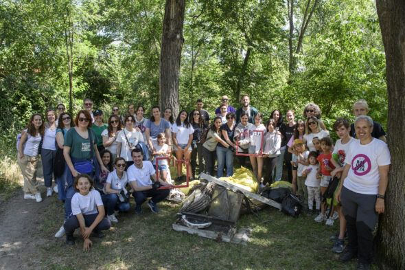 Participantes en la campaña 1 metro cuadrado contra la basuraleza de 2024.