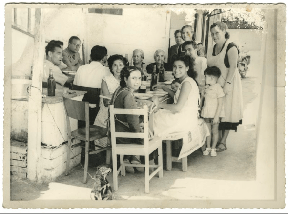 Familia de españoles emigrados al Magreb. Foto dentro de la exposición 'Del éxodo y del viento: exilio español en el Magreb (1939-1962)' en la Casa Árabe. 