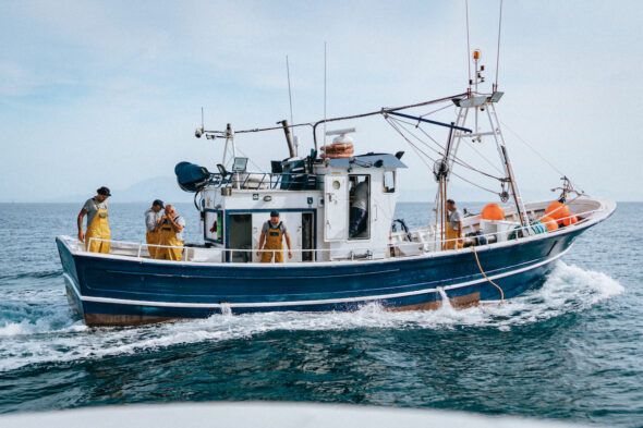 Un barco pesquero navegando hacia su lugar de saneamiento. Foto: Jonathan Serrano.