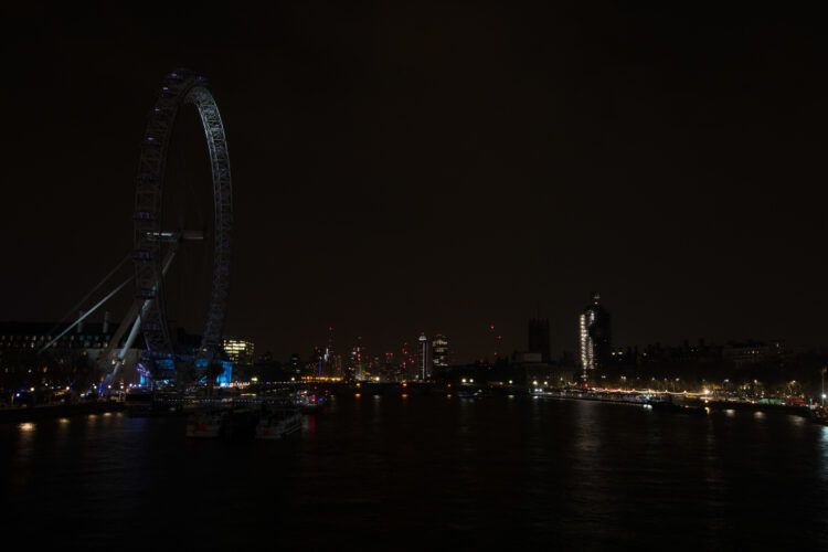 El london eye y la casa del Parlamento en Londres apagados por la hora del planeta. Foto: David Parry/PA Wire.