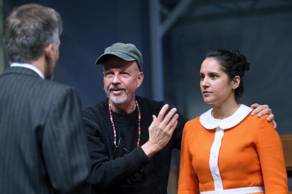 El director de escena Claus Guth, en el centro con gorra, durante un ensayo de Mitridate, rey del Ponto con el tenor Juan Francisco Gatell y la soprano Sara Blanch. Foto: Javier del Real.