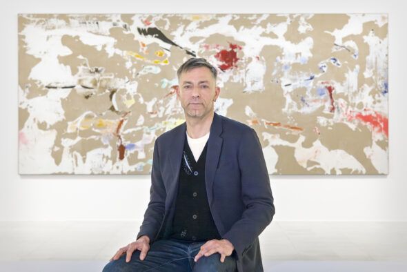 El artista Secundino Hernández frente a una de sus obras. Foto: Jonas Bel.