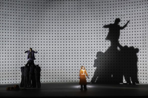 Un momento del segundo acto de Mitridate re di Ponto en la producción de Claus Guth que estrenó el domingo el Teatro Real. Foto: © Monika Rittershaus