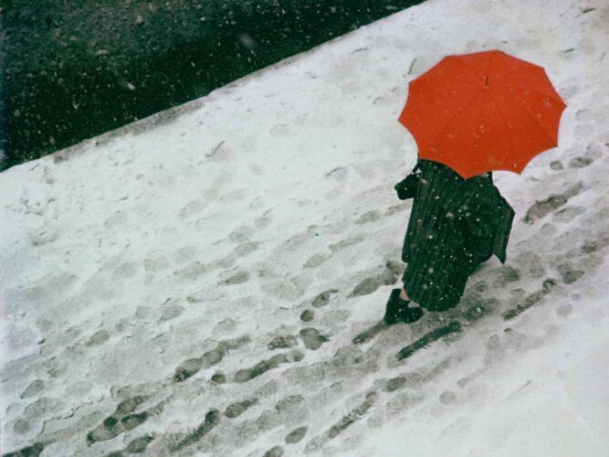 Fotografie de Saul Leiter de una calle nevada de Manhattan que se expuso en la Fundación Kutxa en Tabacalera en San Sebastián el verano pasado. ©Saul Leiter Foundation