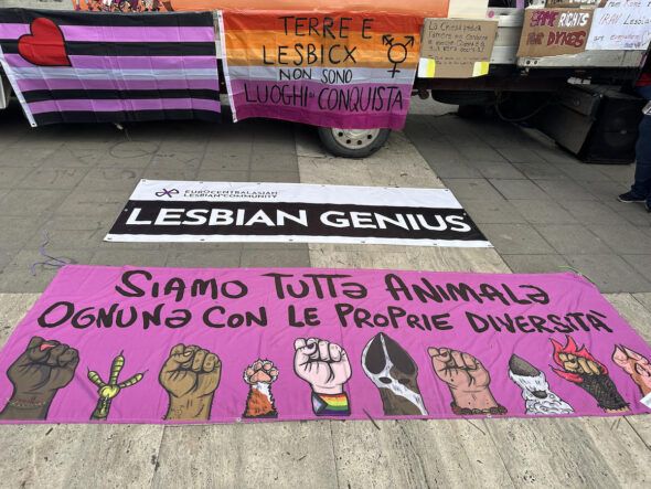 Una de las pancartas antiespecistas de la primera marcha lésbica celebrada en Italia. Roma, 26 de abril 2025.