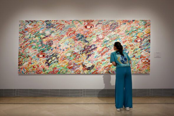 Una mujer observa una obra de Ayako Rokkaku en el Thyssen. Foto: Francis Tsang