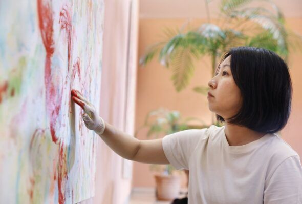 La artista Ayako Rokkaku en una performance pictórica en el Museo Thyssen de Madrid. Foto: Francis Tsang.