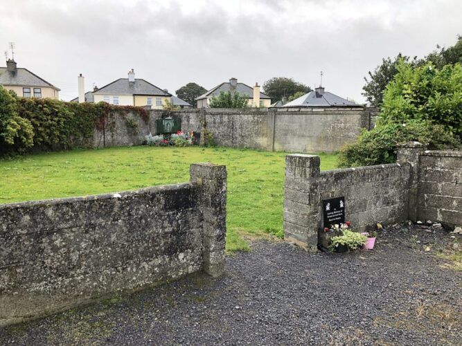 Vista de la fosa común en el Hogar St Mary de las Hermanas del Buen Socorro en Tuam, en el oeste del país. En ese sitio fueron enterrados unos 800 niños y niñas nacidos en ese tipo de instituciones entre 1925 y 1961. (Foto: Auguste Blanqui / Wikimedia Commons)