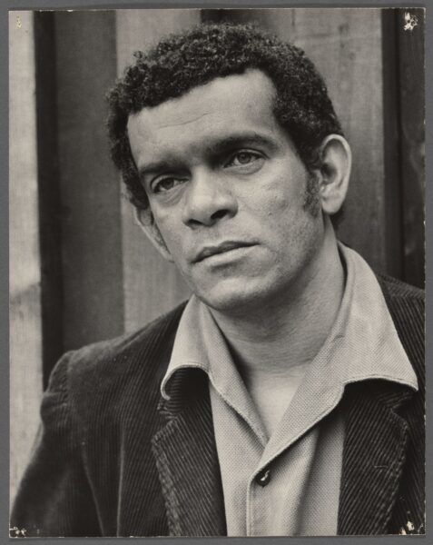 Esta fotografía de Derek Walcott se encontraba entre las muchas que colgaban en la pared de la oficina de Howard Moss, editor de poesía de The New Yorker durante casi 40 años. Moss, un poeta talentoso, estaba profundamente involucrado en la comunidad poética. En The New Yorker, cultivó una nueva y más diversa generación de poetas estadounidenses e internacionales, y mejoró la calidad de los versos de la revista. Los numerosos retratos de poetas colgados en las paredes de su oficina demuestran que también lo influenciaron.