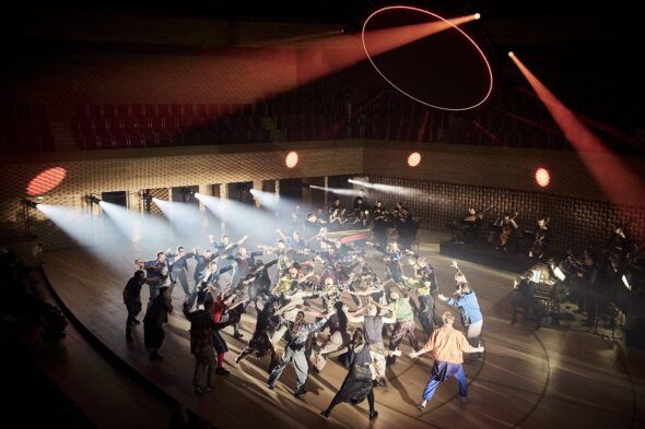 La coreógrafa Bintou Dembelé también firma la puesta en escena de esta versión semiescenificada de Las Indias Galantes de Rameau. ©Christophe Raynaud de Lage