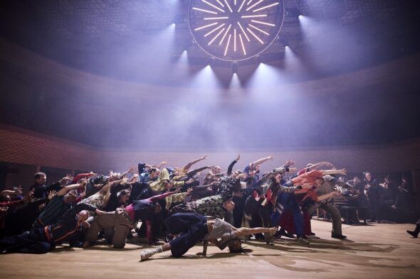 Los solistas y los cantantes del coro se unen también a al compañía de danza para este espectáculo sobre Las Indias Galantes de Rameau. ©Christophe Raynaud de Lage