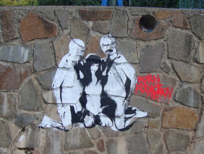 Una pintada que advierte sobre la creciente adicción al porno. Foto: CC: