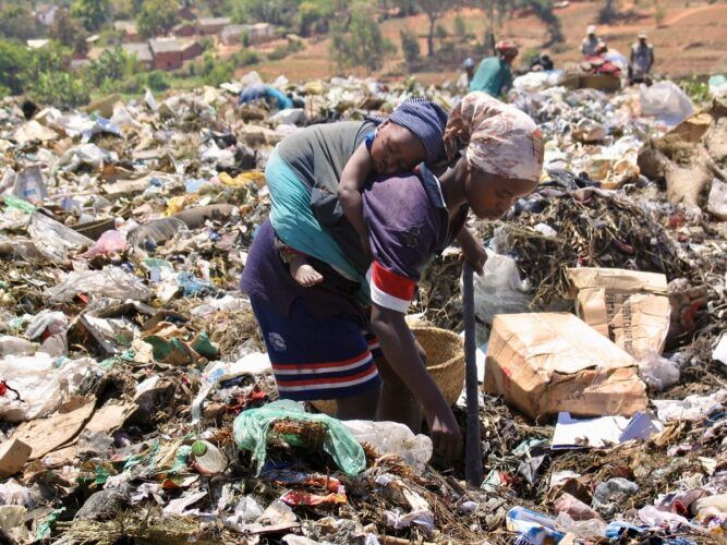 Una mujer y su hijo en un vertedero en Madagascar. Foto: R. M. Tristán.