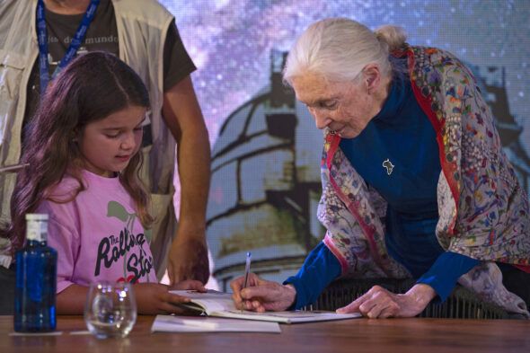 La primatóloga Jane Goodall dedica uno de sus libros a una niña.
