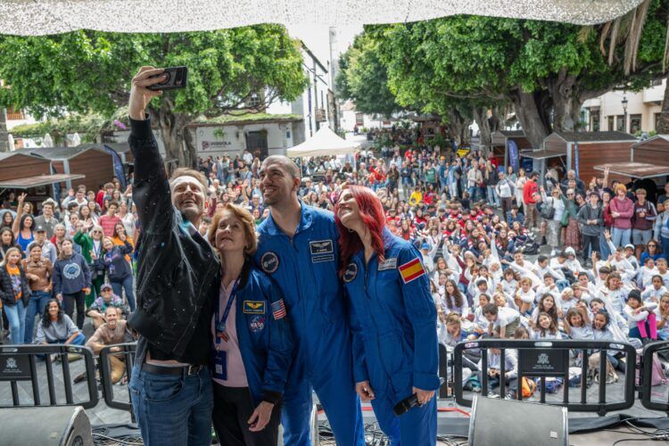 De izquierda a derecha los astronautas Chris Boshuizen, de Australia; la estadounidense Kathryn C. Thornton y los españoles Pablo Álvarez y Sara García, ambos seleccionados para próximas misiones.
