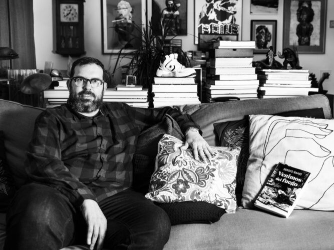 El autor del libro, Sergio Bang. Foto: Jeosm.