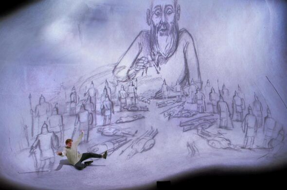 El tenor Bogdan Volkov interactúa con los dibujos en El cuento del Zar Saltán en el Teatro Real. Foto: Javier del Real.