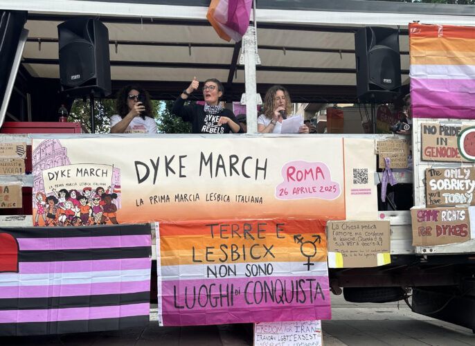 Daniela Ghiotto, madre de una niña junto a su pareja y directiva de Famiglie Archobaleno se dirige a las participantes en la primera manifestación lésbica de Italia el pasado 26 de abril en Roma.