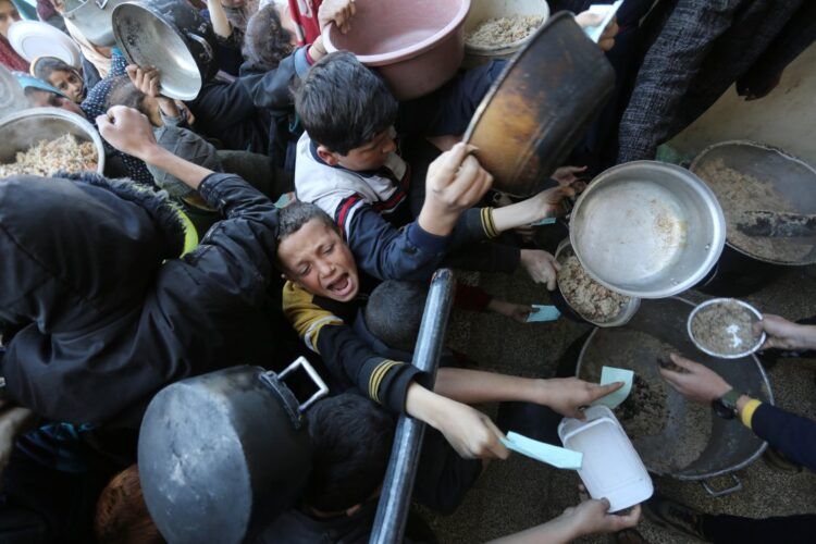 Colas del hambre en Gaza, febrero de 2024. La hambruna ha sido confirmada en la ciudad de Gaza, una crisis provocada deliberadamente por decisiones del Gobierno israelí.