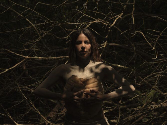 Performance de Kay Zeballos 'Primi-tiva: como planta a la tierra'.