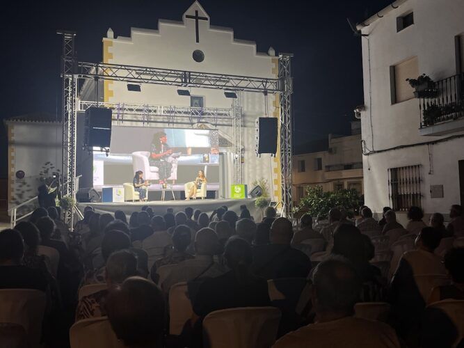 Una de las sesiones del festival literario Siberiana en el pequeño pueblo extremeño de Tamurejo. Foto: R. M. T.