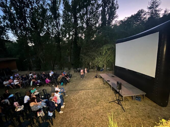 Cine al aire libre en el campo de Huesca en el Vagamundos Festival.